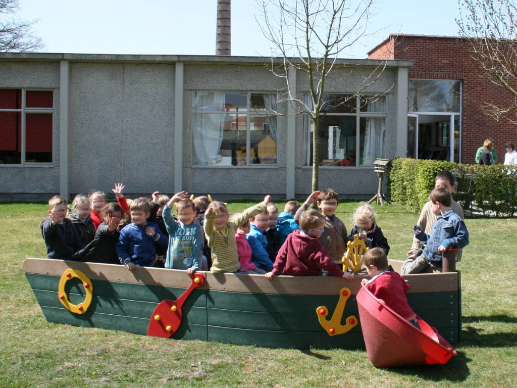 veel-kleuters-in-grote-speelboot.webp