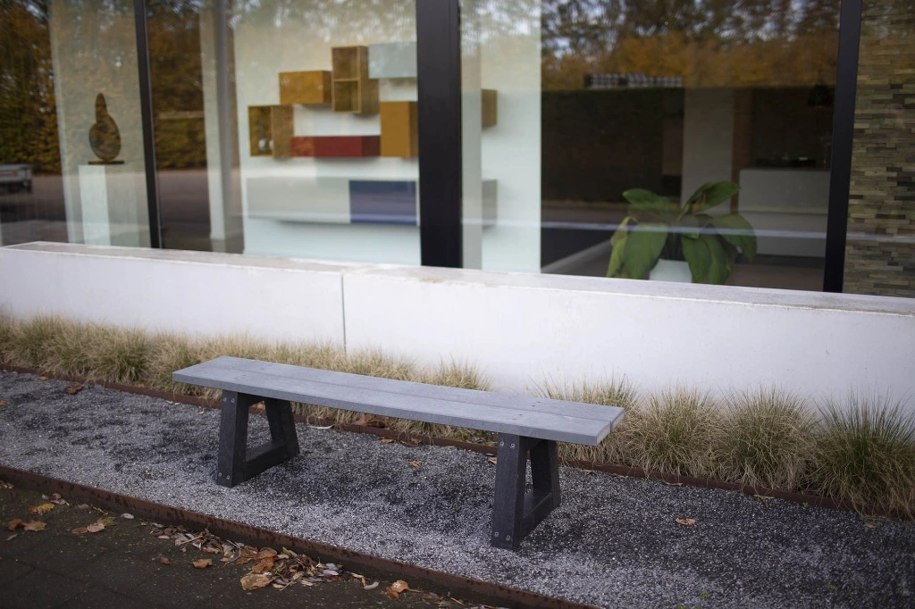 GP68 zitbank grijs-zwart voor raam.webp