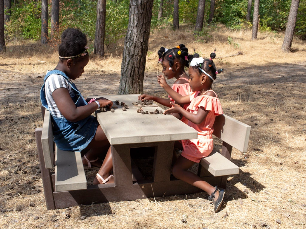 picknicktafel Bambino met kids spelen.webp