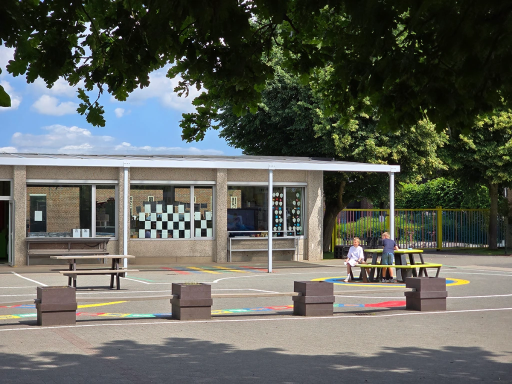zitcombinatie als afscheiding op de speelplaats.webp