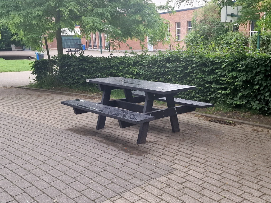 mensa picknicktafel op middelbatre school 2.webp