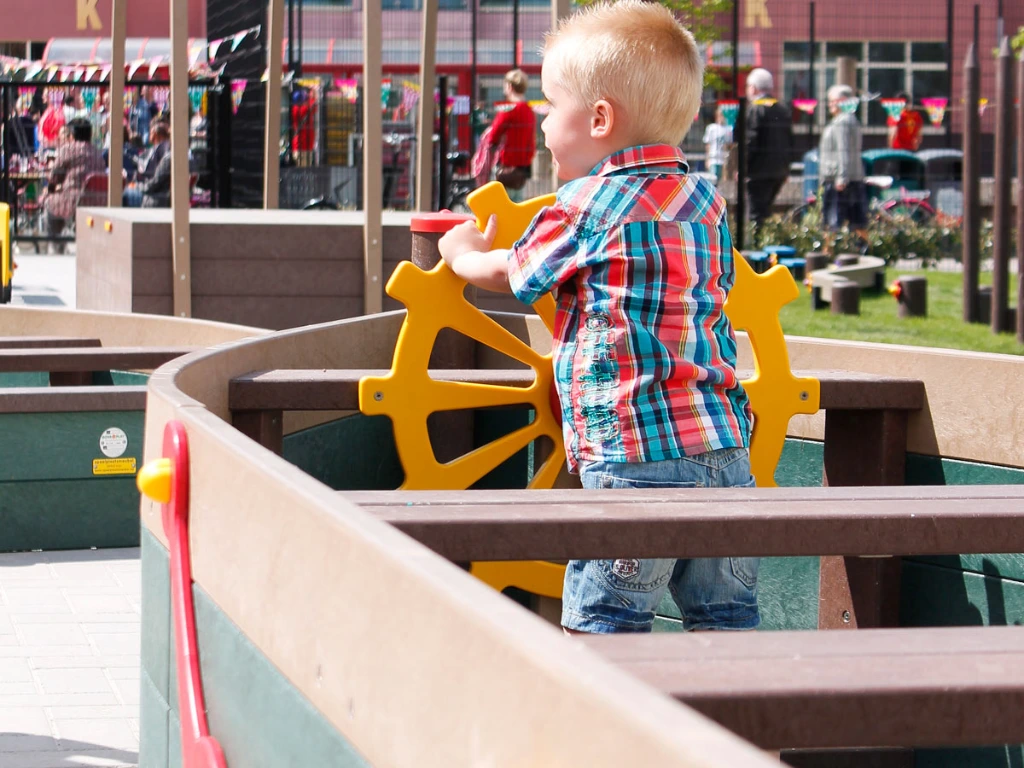 Grote-speelboot-met-stuur.webp