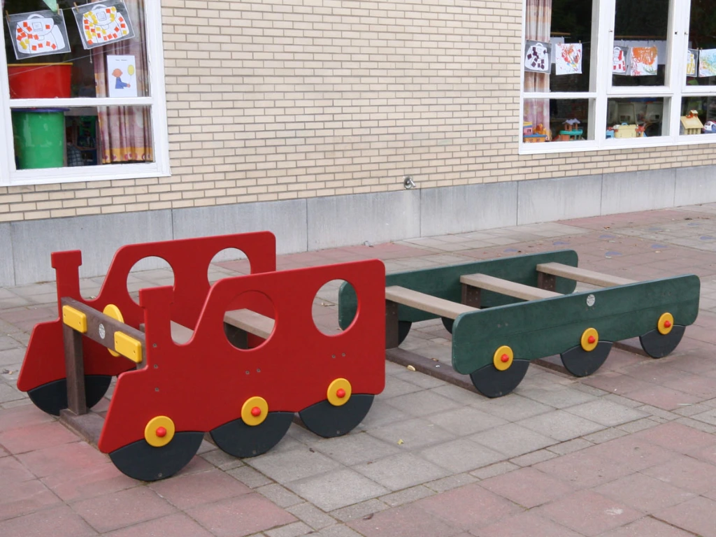 treintje-en-wagon-op-verharding-kleuters-inrichting.webp