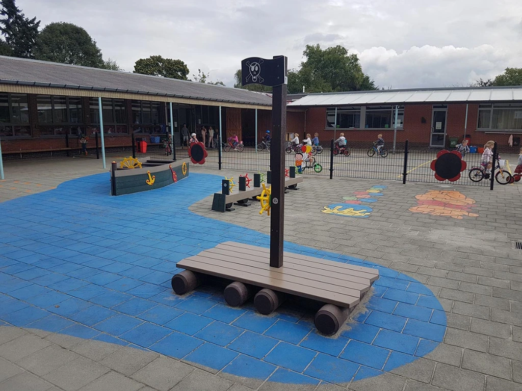 Govaplast Play GP30 speelvlot op blauwe zee geschilderd.webp