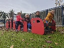 kleutermetro op kunstgras.webp
