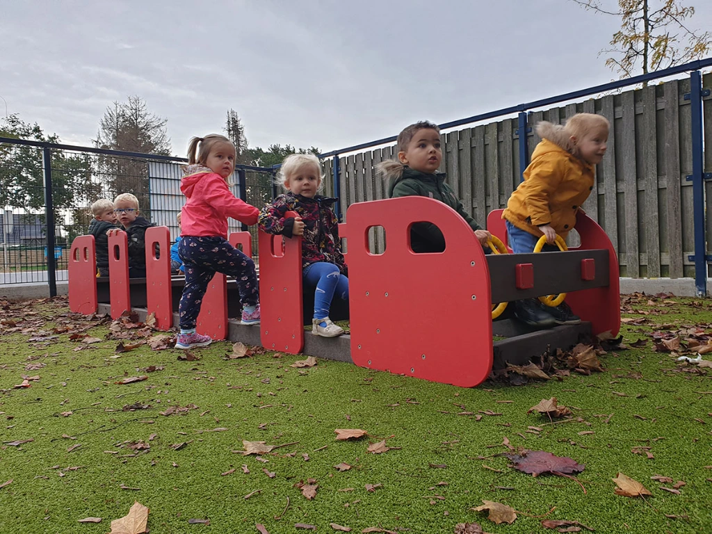 kleutermetro op kunstgras.webp