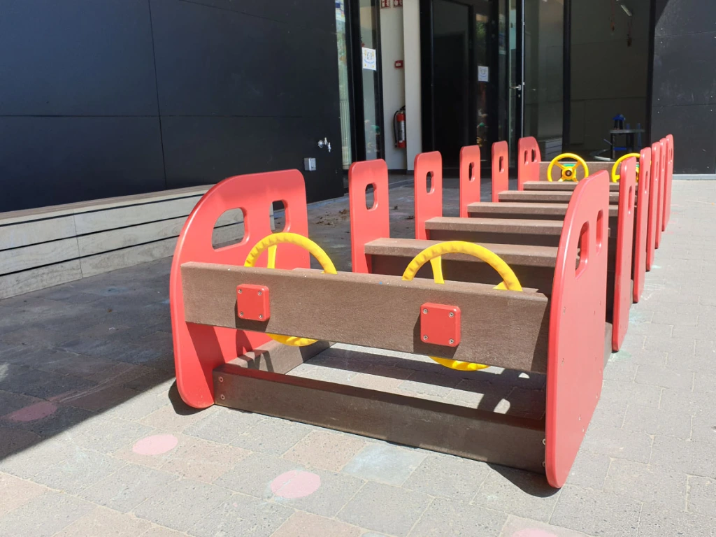 Govaplast Play metro met stuurwielen op kleuterspeelplaats.webp