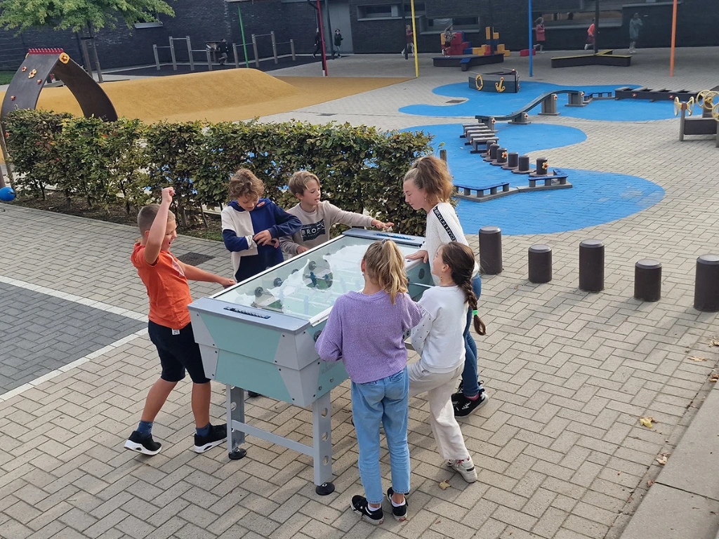 voetbaltafel_op_schoolplein.webp