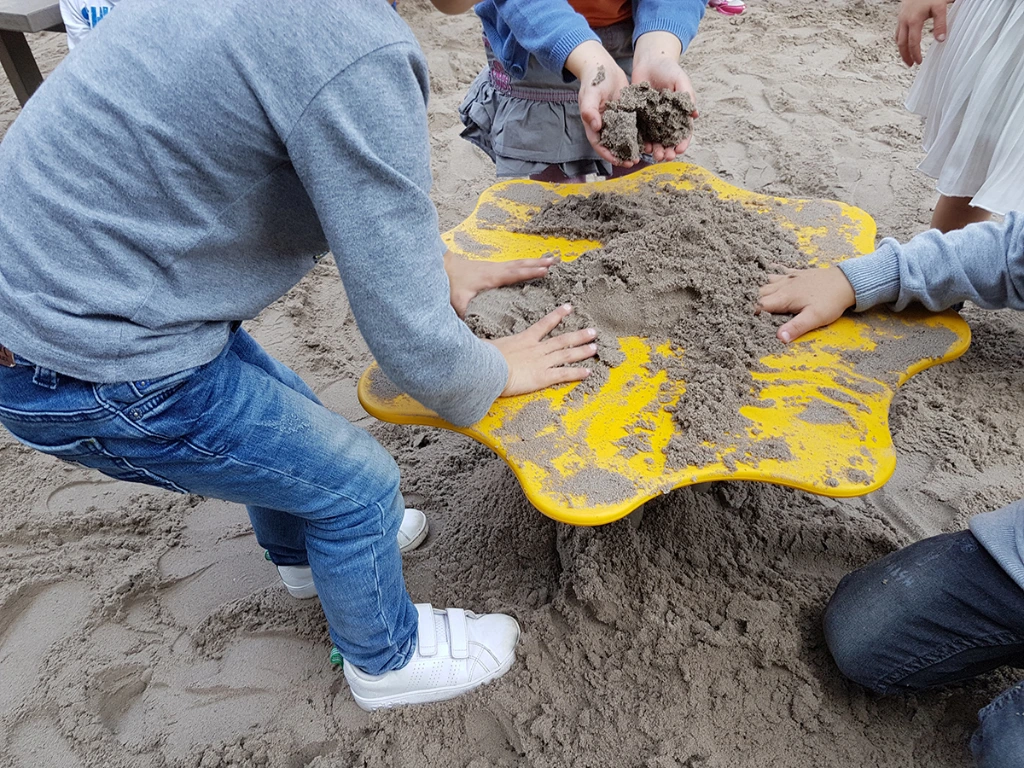 kleuters in zandbak met zandtafels_03.webp