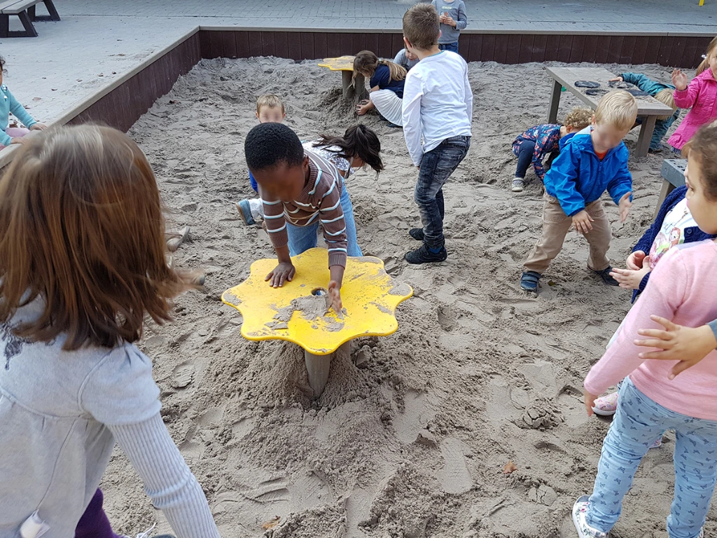 kleuters in zandbak met zandtafels_02.webp
