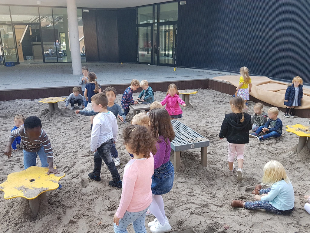 kleuters in zandbak met zandtafels_01.webp