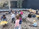 kleuters in zandbak met zandtafels_01.webp