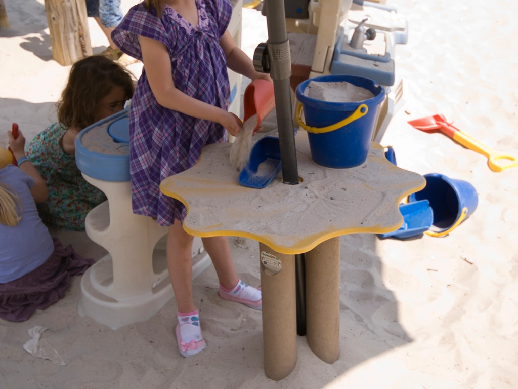 Govaplast Play GP23 zandtafel voor parasol.webp