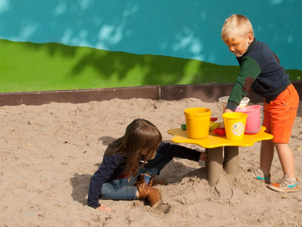 spelen in zandbak kleuterschool.webp