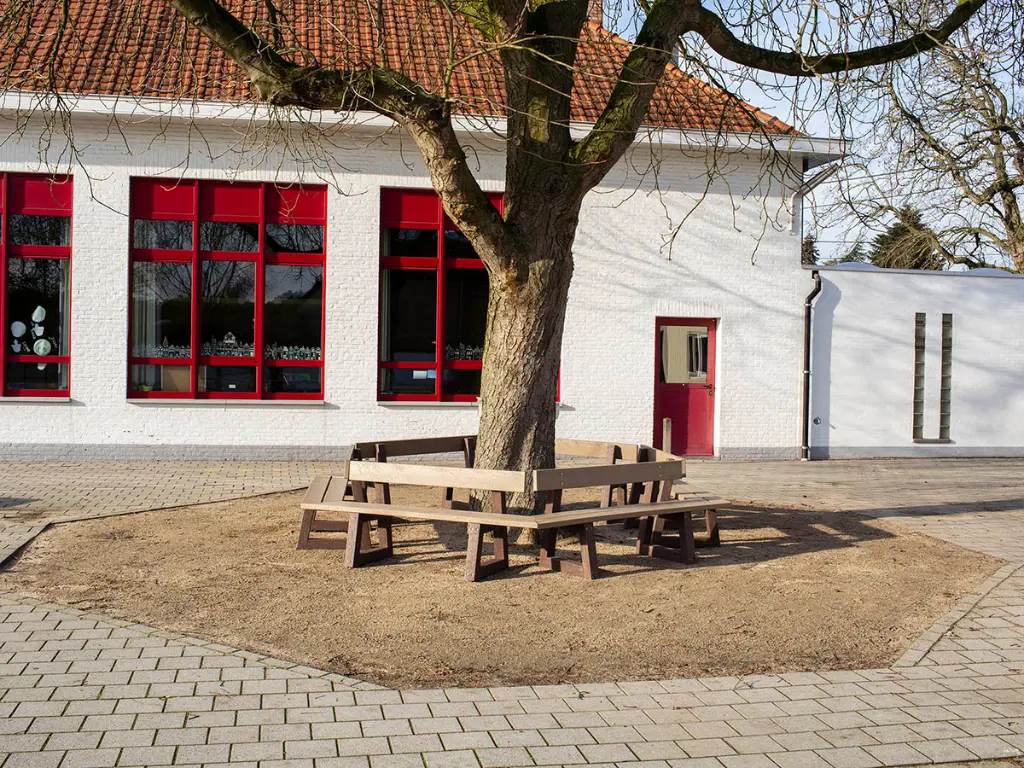 Zeshoekbank met leuning 01.webp