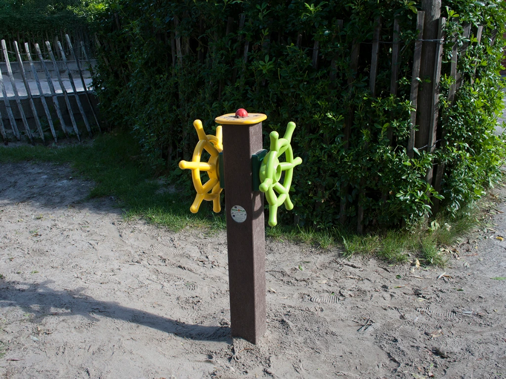 ID045-Solid post with 2 helms-002 kopie.webp