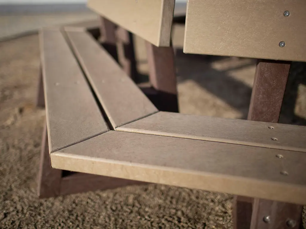 Zeshoekbank met leuning 04.webp