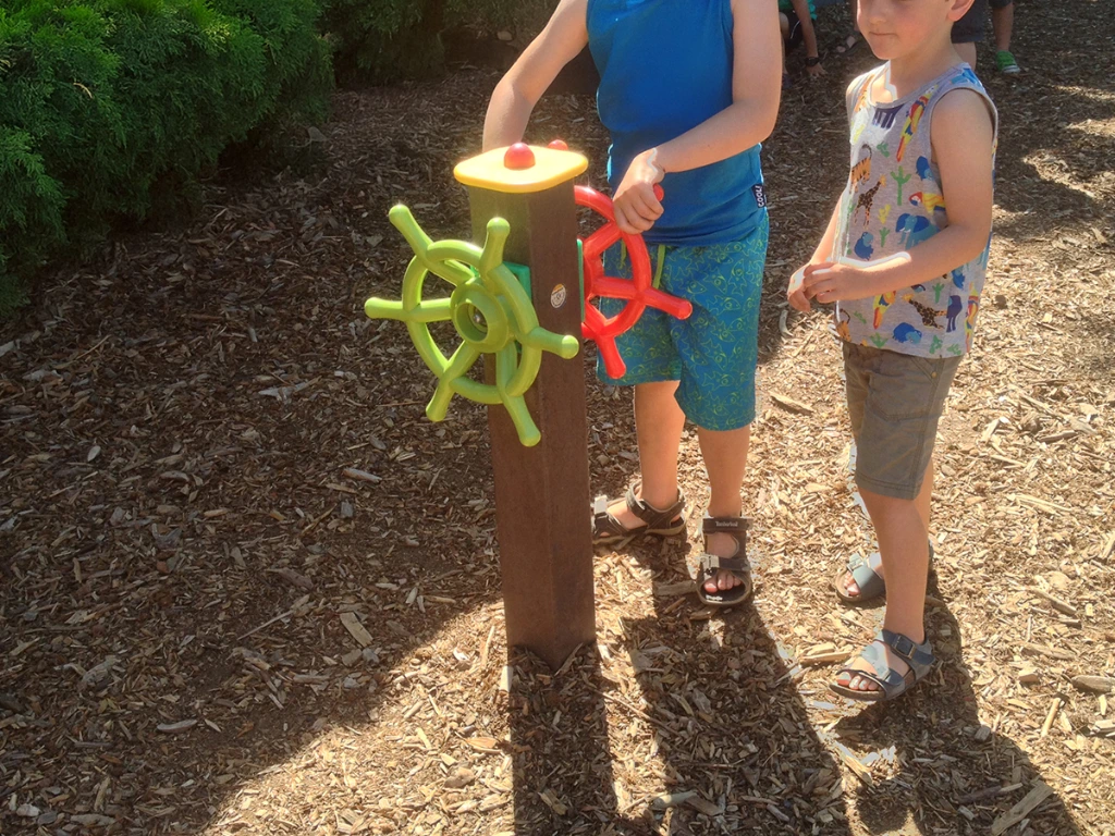 ID045-Solid post with 2 helms-003 kopie.webp