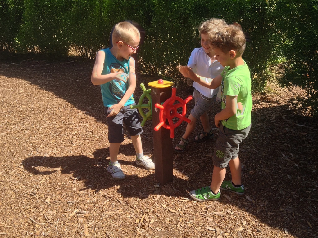 ID045-Solid post with 2 helms-004 kopie.webp