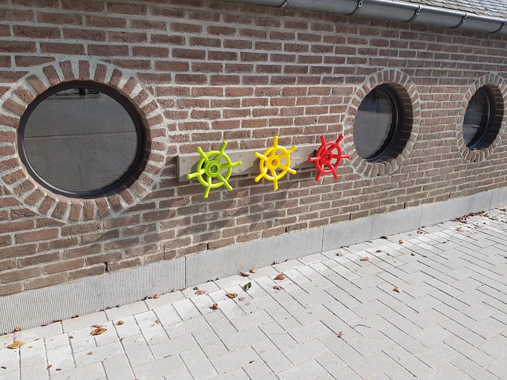 plank met 3 roeren tegen muur kleutesrpeelplaats.webp