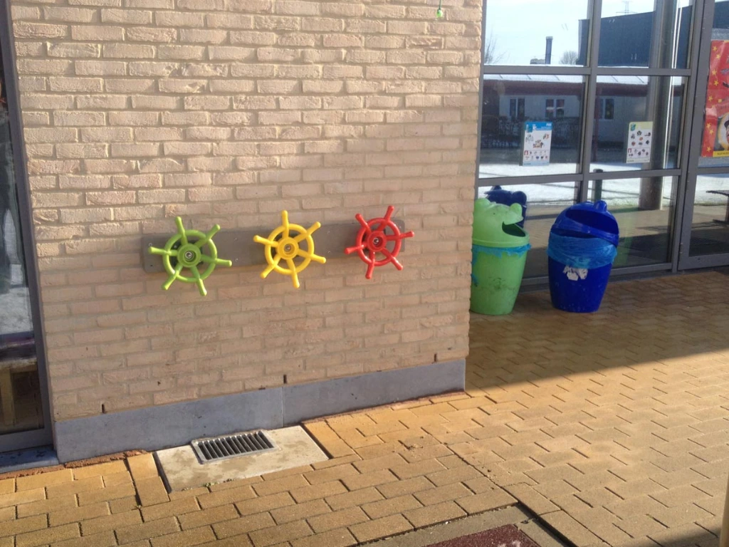 GP44-plank met stuurtjes op speelplaats kleuters.webp