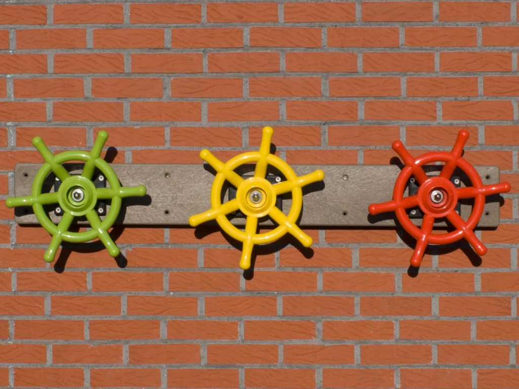 stuurtjesplank GP44 gemonteerd tegen muur.webp