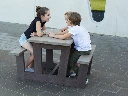 kinderen aan picknicktafel Junior Speelplaats .webp