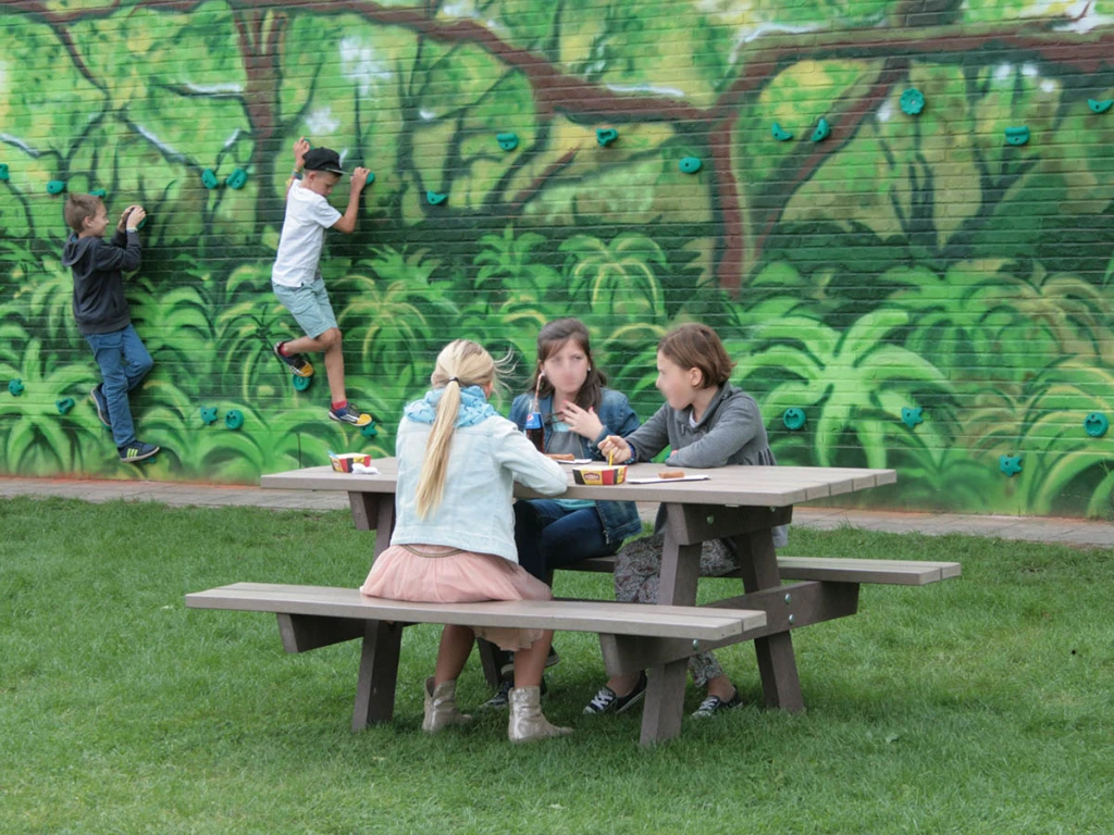 meisjes aan Govaplast Play picknicktafel GP17.webp