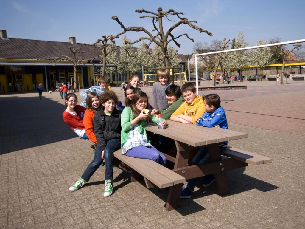 recycling-kunststof-picknicktafel-speelplaats-lagere-school.webp