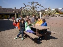 recycling-kunststof-picknicktafel-speelplaats-lagere-school.webp