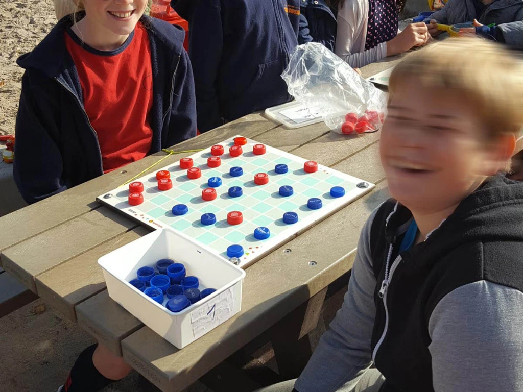 bordspel op picknicktafel GP17.webp