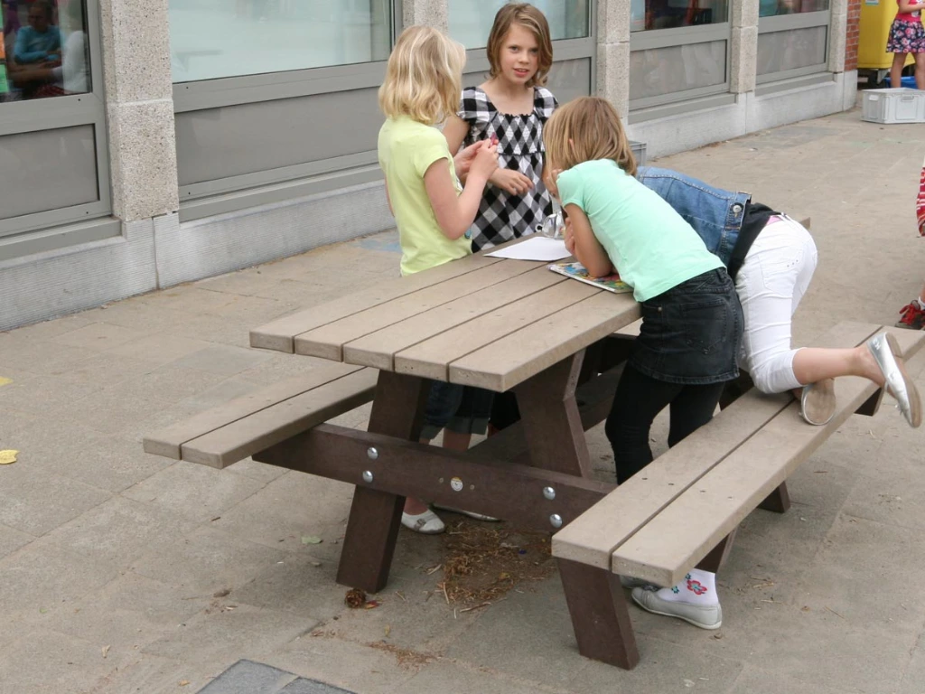 recycling-kunststof-picknicktafel-speelplaats.webp