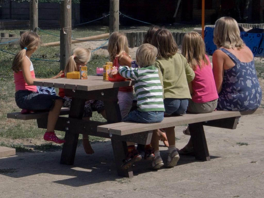 recycling-kunststof-picknicktafel-kinderopvang.webp