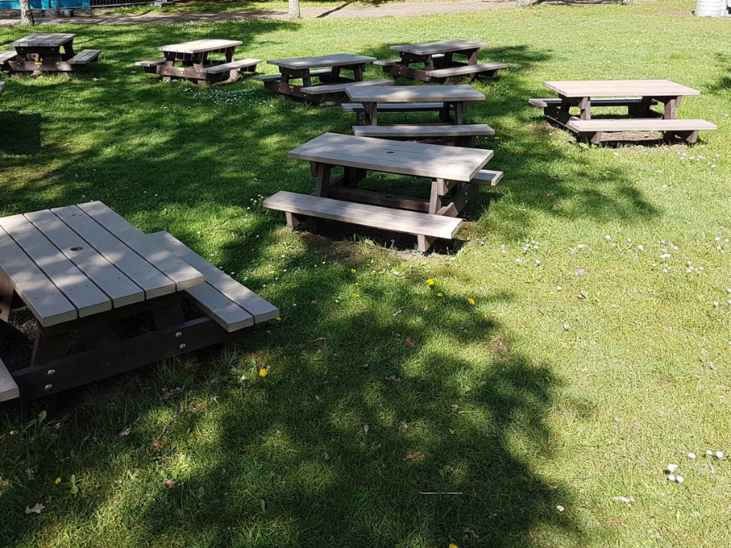 GP16 kleuterpicknicktafels op gras.webp