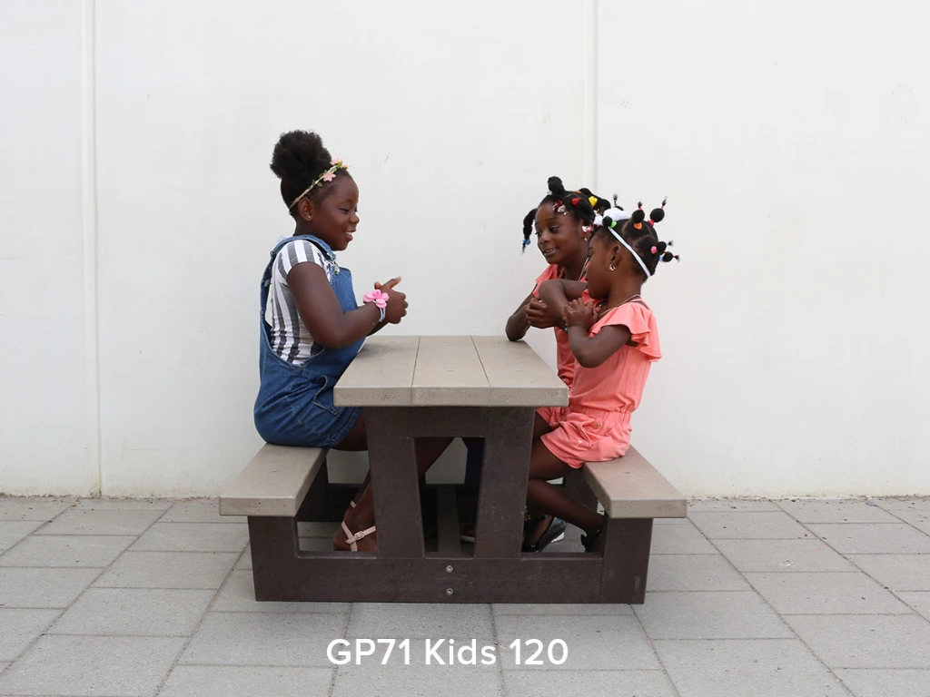 picknicktafel Kids GP71 op speeplaats.webp