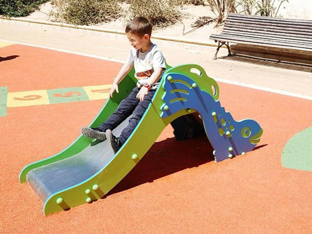 Glijbaan Vis met kleuter.webp