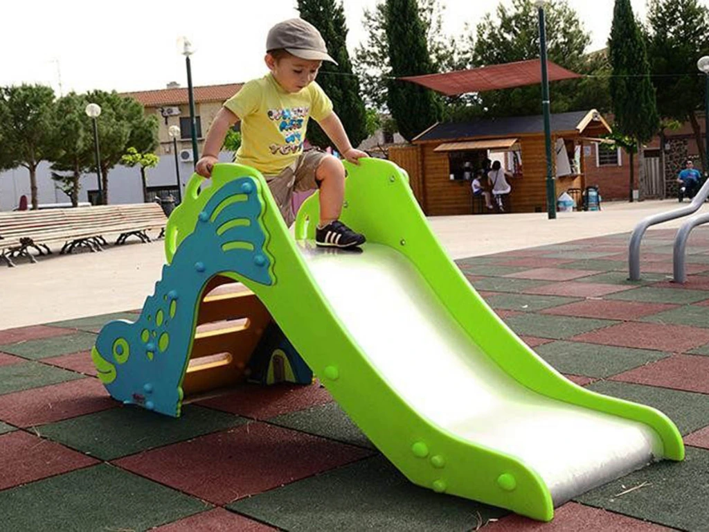 Glijbaan Vis op rubber tegels speelplaats.webp