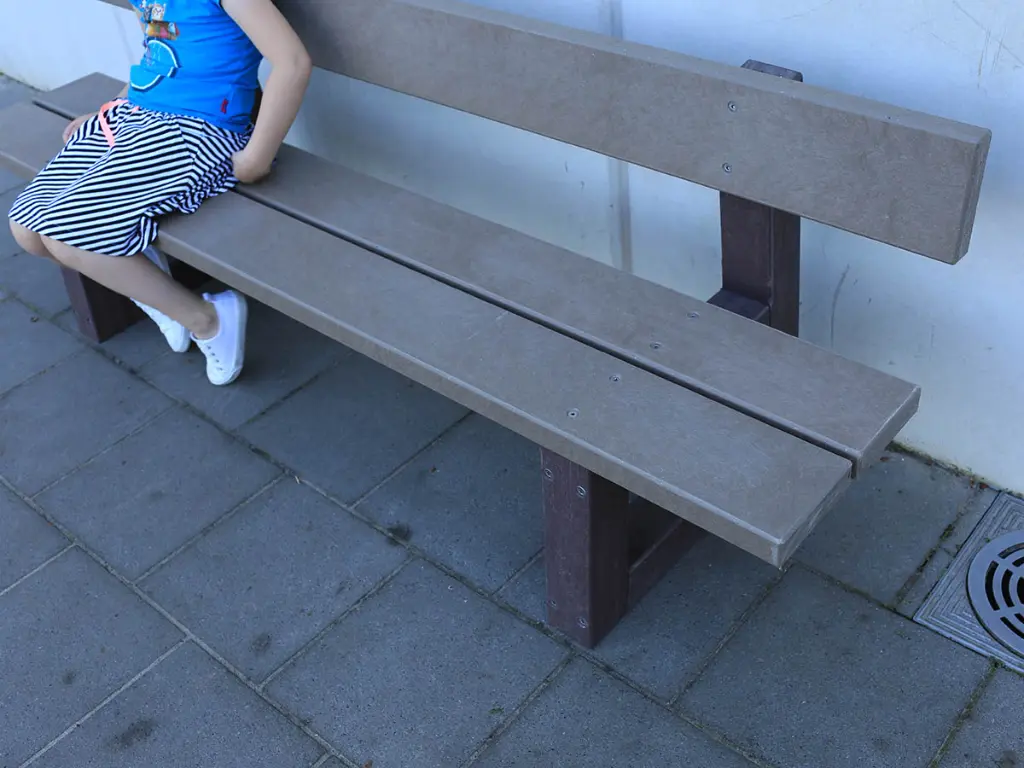 Buitenbank GP69 met leuning.webp