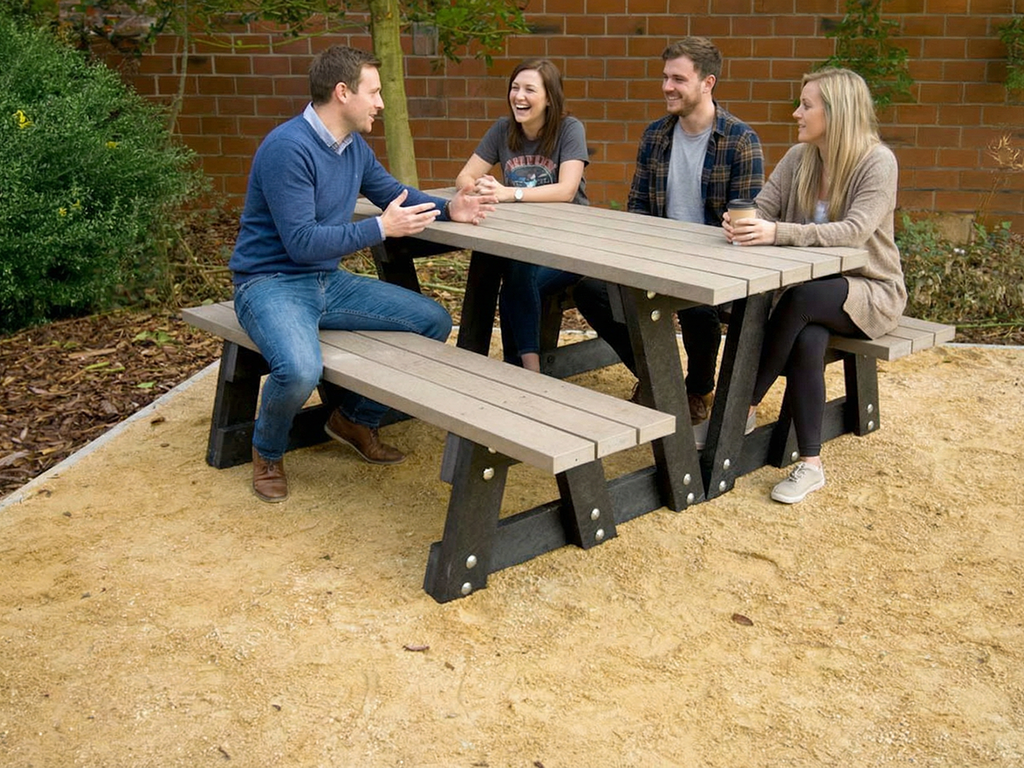 collega's rond picknicktafel Lyon zonder leuning kopie.png