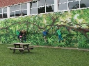 boulderwand met muurschildering op school.webp