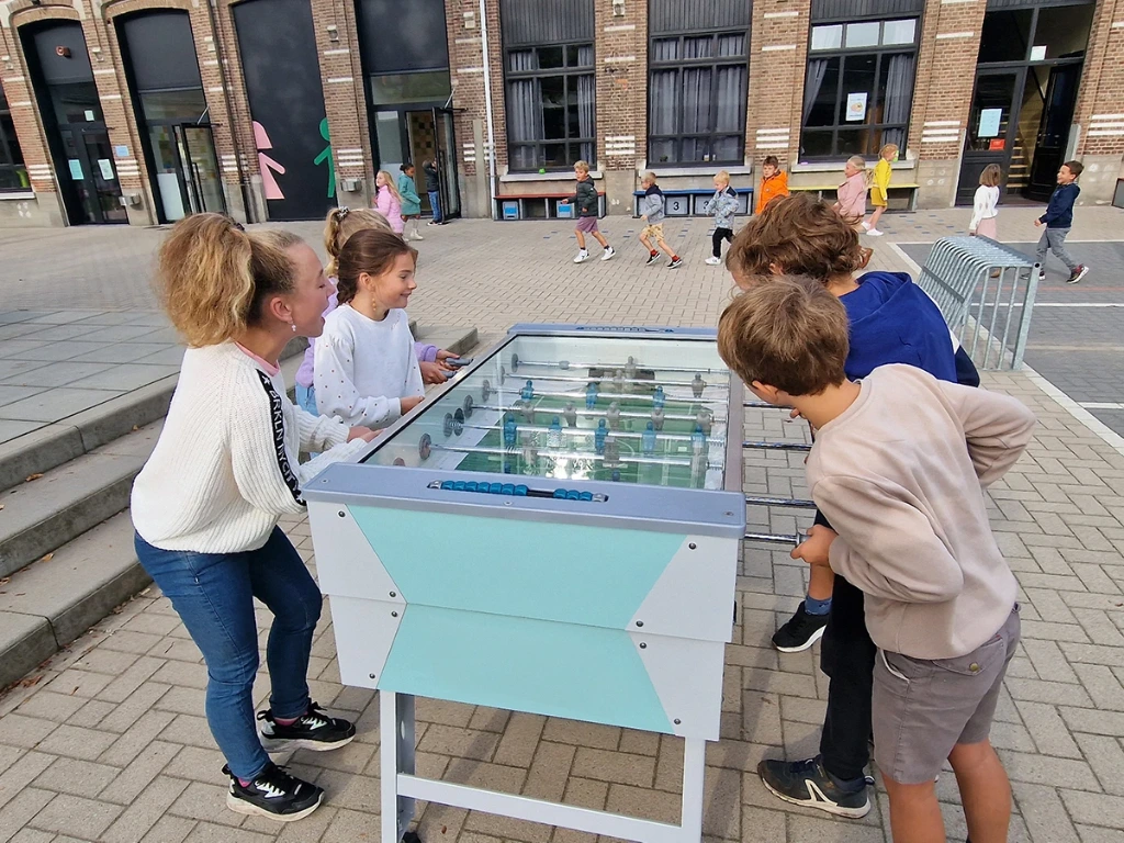 Buiten voetbaltafel met telescopische stangen