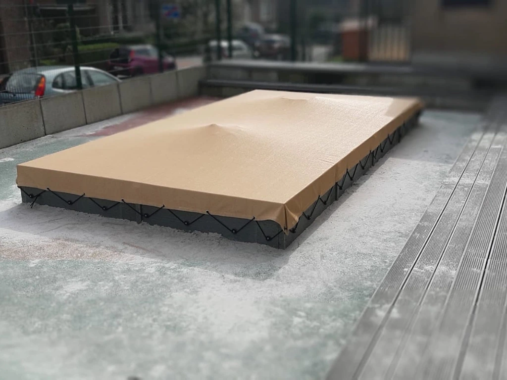 Bac à sable aux dimensions fixes avec bache en filet