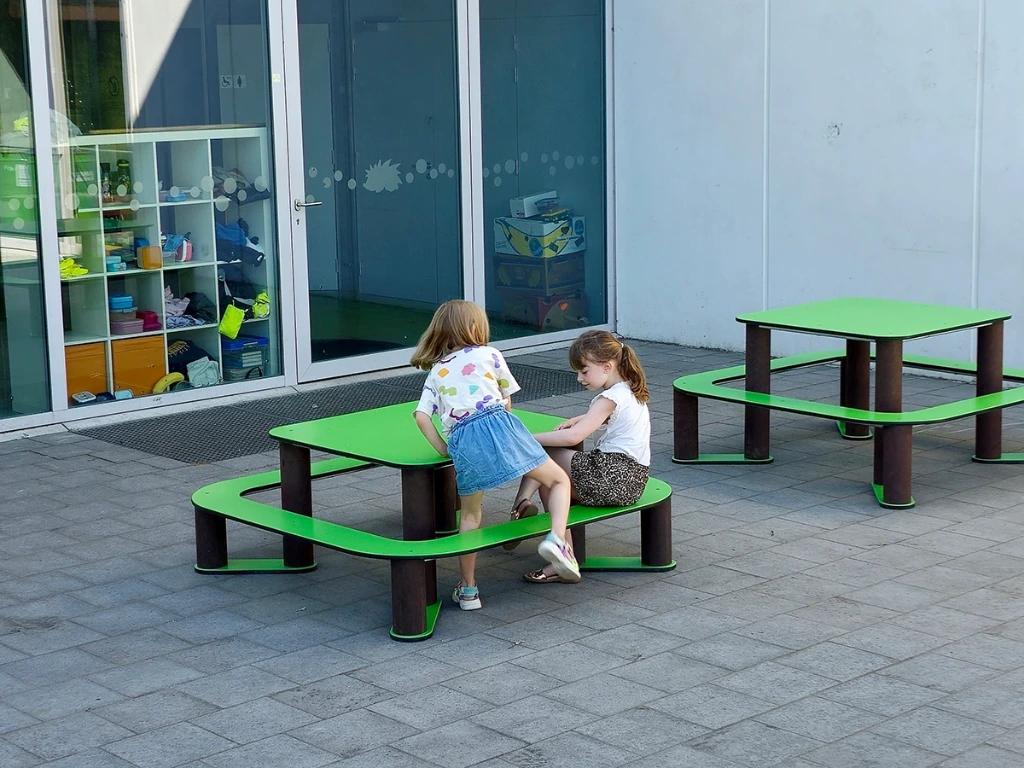 Quadro Picnic Table