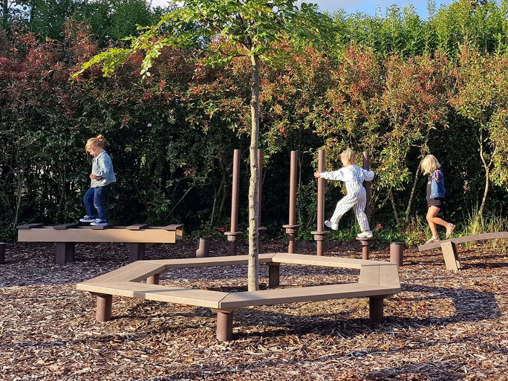 [ID048-00000G-SB] Zeshoekige bank voor verankering in de bodem