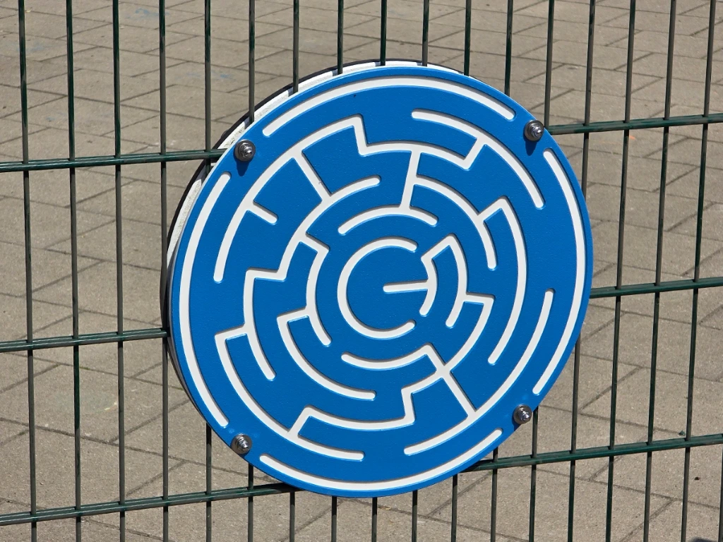 Round tactile maze play panel